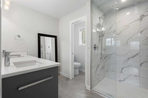 504 Varsity Estates Bay Nw, Calgary, AB - Indoor Photo Showing Bathroom