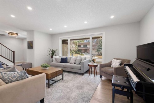 504 Varsity Estates Bay Nw, Calgary, AB - Indoor Photo Showing Living Room