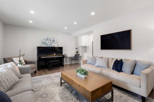 504 Varsity Estates Bay Nw, Calgary, AB - Indoor Photo Showing Living Room