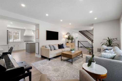 504 Varsity Estates Bay Nw, Calgary, AB - Indoor Photo Showing Living Room