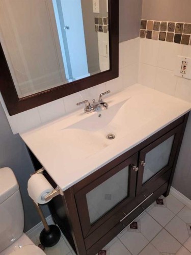 Calgary, AB - Indoor Photo Showing Bathroom