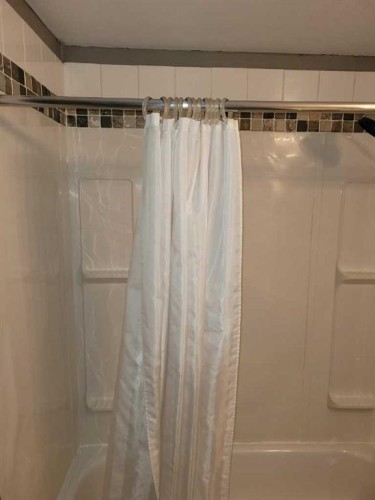 Calgary, AB - Indoor Photo Showing Bathroom