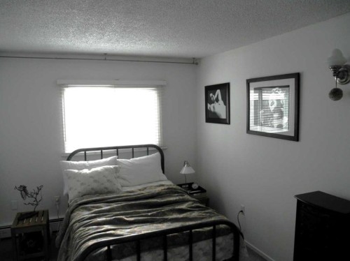 Calgary, AB - Indoor Photo Showing Bedroom