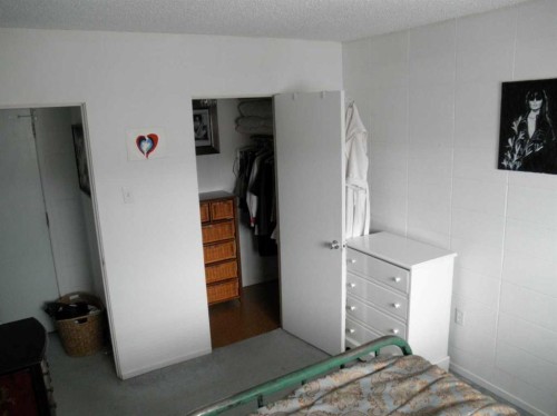 Calgary, AB - Indoor Photo Showing Bedroom