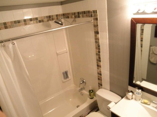 Calgary, AB - Indoor Photo Showing Bathroom