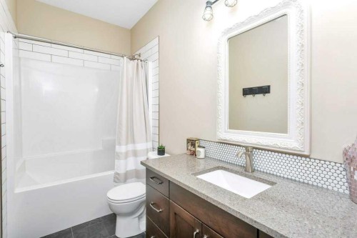 5825 Maple Crescent, Innisfail, AB - Indoor Photo Showing Bathroom
