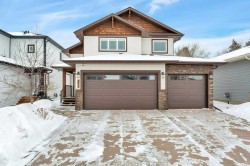 5825 Maple Crescent  Innisfail, AB T4G 0A9