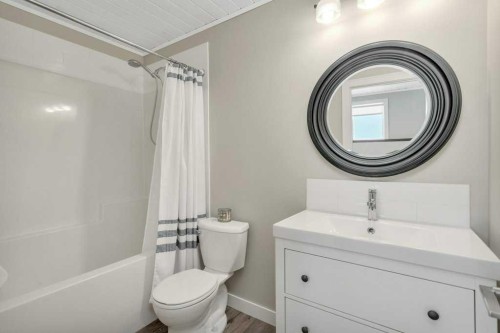 5825 Maple Crescent, Innisfail, AB - Indoor Photo Showing Bathroom