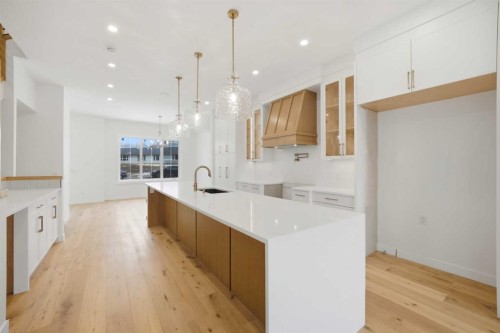 4711 19 Avenue Nw, Calgary, AB - Indoor Photo Showing Kitchen With Upgraded Kitchen