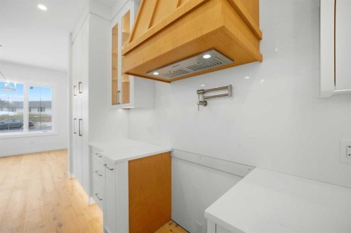 4711 19 Avenue Nw, Calgary, AB - Indoor