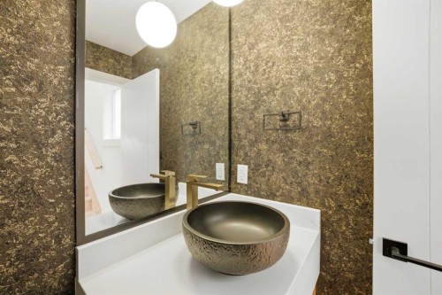 4711 19 Avenue Nw, Calgary, AB - Indoor Photo Showing Bathroom