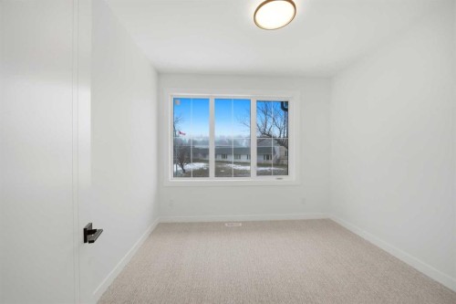 4711 19 Avenue Nw, Calgary, AB - Indoor Photo Showing Other Room