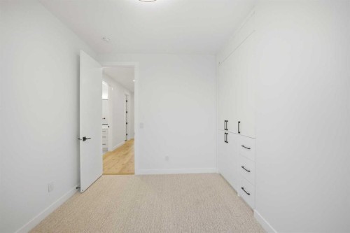 4711 19 Avenue Nw, Calgary, AB - Indoor Photo Showing Other Room