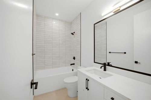 4711 19 Avenue Nw, Calgary, AB - Indoor Photo Showing Bathroom
