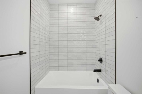 4711 19 Avenue Nw, Calgary, AB - Indoor Photo Showing Bathroom