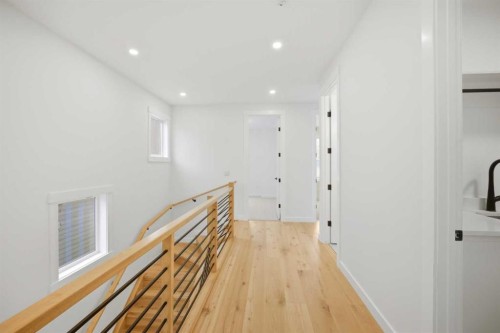 4711 19 Avenue Nw, Calgary, AB - Indoor Photo Showing Other Room