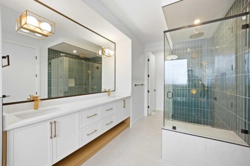 4711 19 Avenue Nw, Calgary, AB - Indoor Photo Showing Bathroom