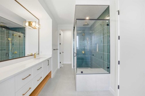 4711 19 Avenue Nw, Calgary, AB - Indoor Photo Showing Bathroom