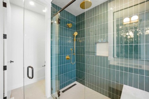 4711 19 Avenue Nw, Calgary, AB - Indoor Photo Showing Bathroom