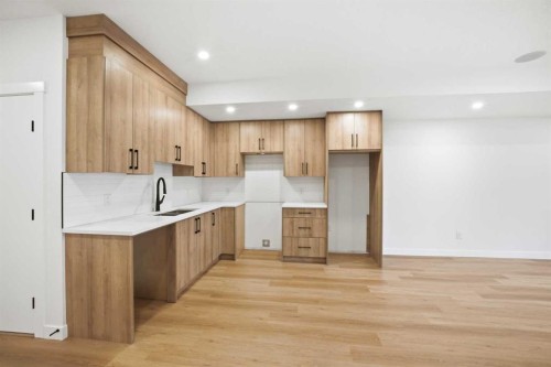 4711 19 Avenue Nw, Calgary, AB - Indoor Photo Showing Kitchen