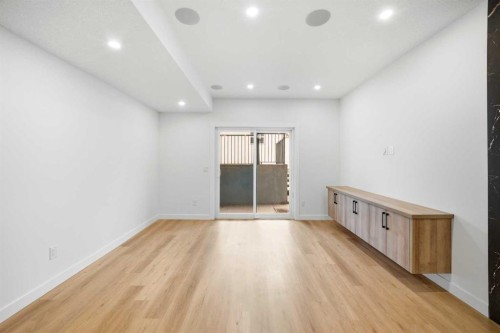 4711 19 Avenue Nw, Calgary, AB - Indoor Photo Showing Other Room