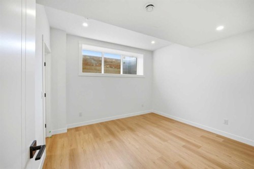 4711 19 Avenue Nw, Calgary, AB - Indoor Photo Showing Other Room