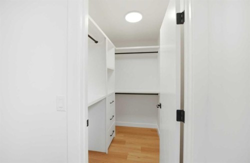 4711 19 Avenue Nw, Calgary, AB - Indoor Photo Showing Other Room