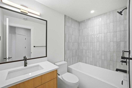 4711 19 Avenue Nw, Calgary, AB - Indoor Photo Showing Bathroom