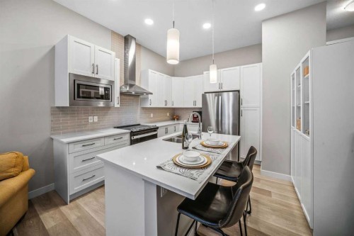 210 Crestbrook Common Sw, Calgary, AB - Indoor Photo Showing Kitchen With Upgraded Kitchen