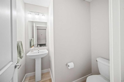 210 Crestbrook Common Sw, Calgary, AB - Indoor Photo Showing Bathroom