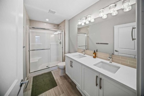 210 Crestbrook Common Sw, Calgary, AB - Indoor Photo Showing Bathroom