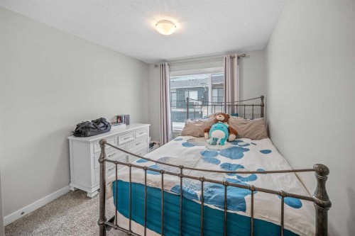 210 Crestbrook Common Sw, Calgary, AB - Indoor Photo Showing Bedroom