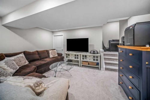 210 Crestbrook Common Sw, Calgary, AB - Indoor Photo Showing Living Room