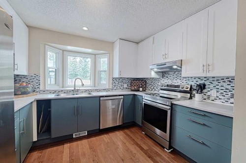 15 Edgeland Mews Nw, Calgary, AB - Indoor Photo Showing Kitchen With Upgraded Kitchen