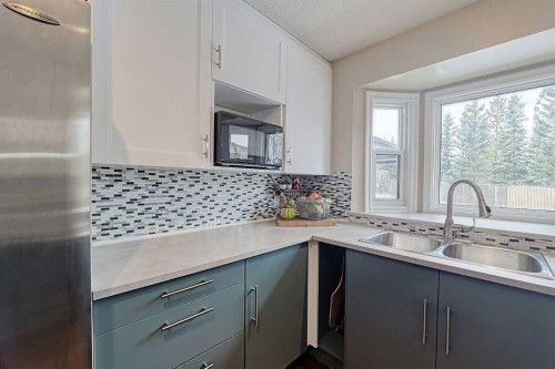 15 Edgeland Mews Nw, Calgary, AB - Indoor Photo Showing Kitchen With Double Sink