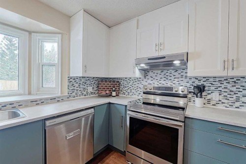 15 Edgeland Mews Nw, Calgary, AB - Indoor Photo Showing Kitchen With Upgraded Kitchen