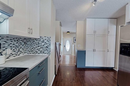 15 Edgeland Mews Nw, Calgary, AB - Indoor Photo Showing Kitchen