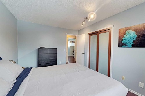 15 Edgeland Mews Nw, Calgary, AB - Indoor Photo Showing Bedroom