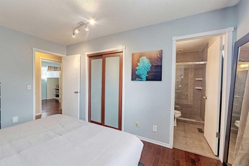 15 Edgeland Mews Nw, Calgary, AB - Indoor Photo Showing Bedroom