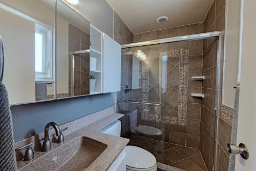 15 Edgeland Mews Nw, Calgary, AB - Indoor Photo Showing Bathroom