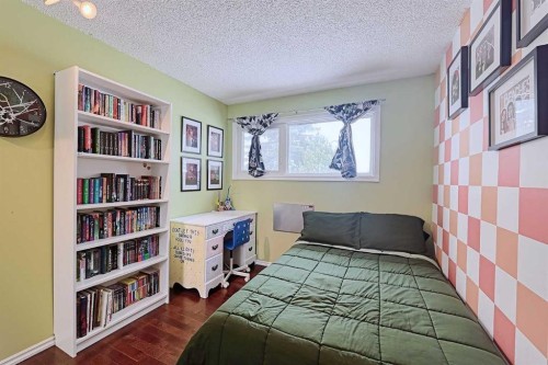 15 Edgeland Mews Nw, Calgary, AB - Indoor Photo Showing Bedroom