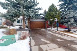15 Edgeland Mews NW Calgary, AB T3A 4C9