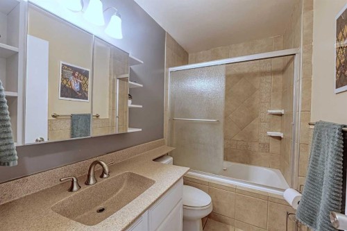15 Edgeland Mews Nw, Calgary, AB - Indoor Photo Showing Bathroom