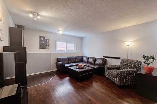 15 Edgeland Mews Nw, Calgary, AB - Indoor Photo Showing Living Room