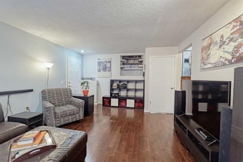 15 Edgeland Mews Nw, Calgary, AB - Indoor Photo Showing Living Room