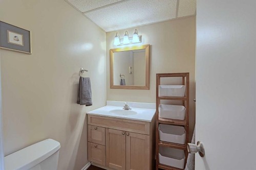 15 Edgeland Mews Nw, Calgary, AB - Indoor Photo Showing Bathroom
