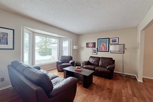 15 Edgeland Mews Nw, Calgary, AB - Indoor Photo Showing Living Room