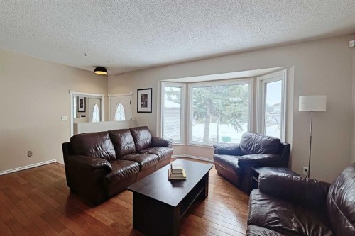 15 Edgeland Mews Nw, Calgary, AB - Indoor Photo Showing Living Room