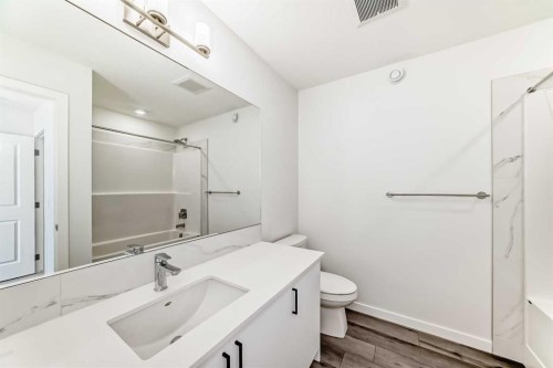 615 Lucas Boulevard Nw, Calgary, AB - Indoor Photo Showing Bathroom