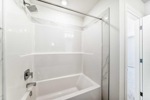 615 Lucas Boulevard Nw, Calgary, AB - Indoor Photo Showing Bathroom